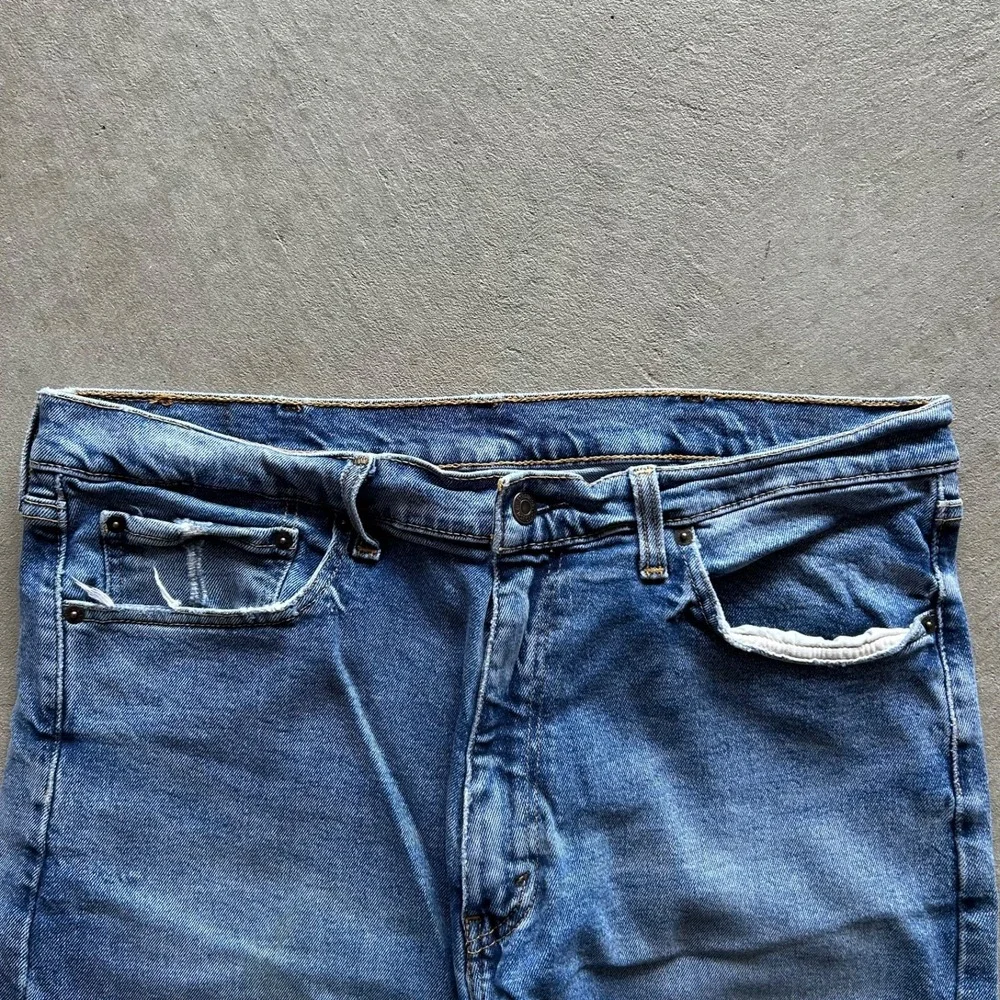 Levis 505 Jeans Size 38x32 Blue Light Wash Denim Regular Fit‎ Straight Leg